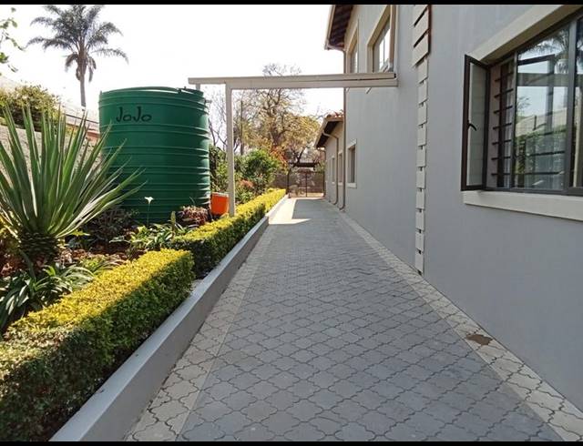 5 BEDROOM HOUSE FOR SALE IN SOUTH KENSINGTON